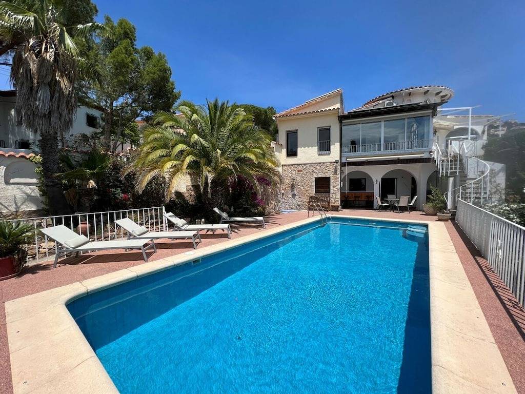Maison de vacances à Roses avec piscine in El Mas Fumats, Roses