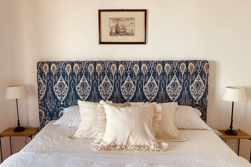 Villa con piscina nel verde di Taormina con vista in lontananza sull'Etna e sul mare in Castelmola, Provincia di Messina