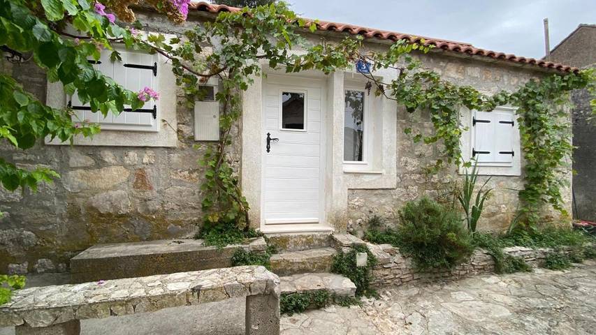 Villa pour 6 personnes, avec balcon et vue à Maslinica