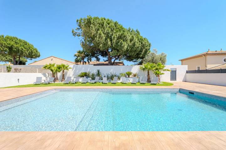 Location de vacances pour 12 personnes, avec jardin ainsi que terrasse et piscine à Villeneuve-lès-Béziers
