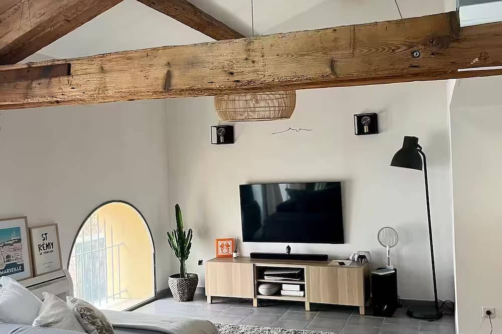 Magnificent Loft near town center in Saint-Chamas, Istres region