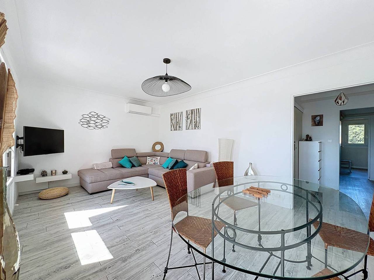 Appartement entier, Lumineux T3 climatisé près de la plage des Lecques, avec double terrasse et parking. in Les Lecques, Saint-Cyr-sur-Mer