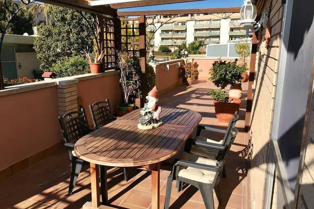 Apartamento entero, Apartamento con terraza frente al mar y piscina comunitaria in Cubellas, Garraf