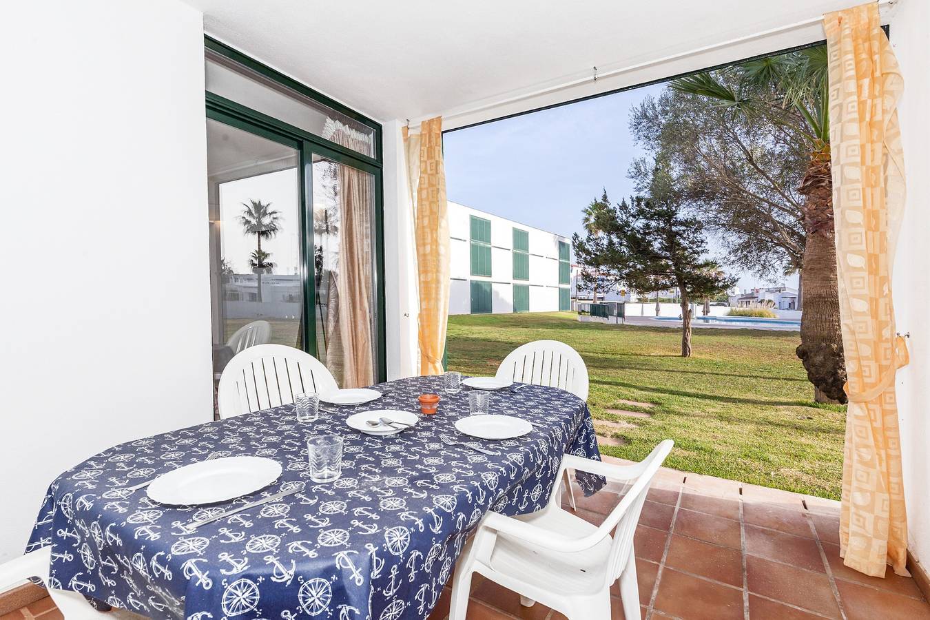 Apartamento entero, Apartamento 'Cala'n Bosch Planta Bj' con piscina compartida, terraza privada y aire acondicionado. in Cala en Bosc, Ciudadela