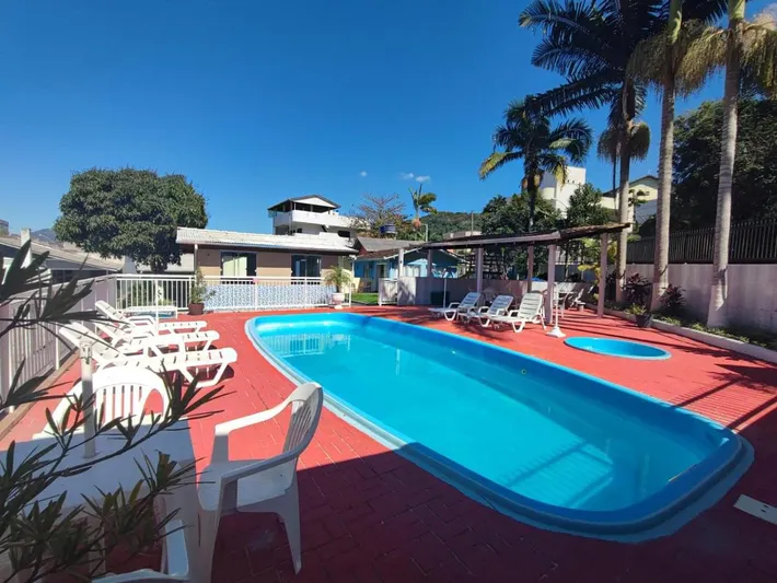 Ferienhaus für 9 Personen, mit Balkon und Garten sowie Pool - 1