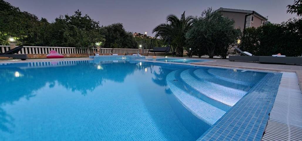 Villa pour 12 personnes, avec jardin et vue ainsi que bassin pour enfant et piscine à Solin - 3