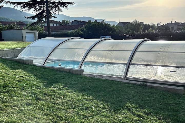 Gîte pour 8 personnes, avec jardin et jacuzzi à Aussillon