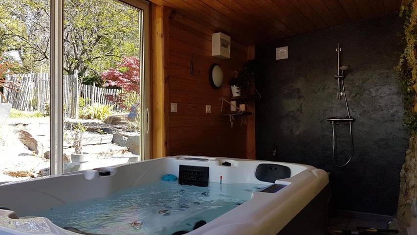 Location de vacances pour 6 personnes, avec Jacuzzi et Terrasse ainsi que Jardin et Vue à Saint-Gravé