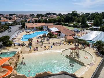 Camping für 6 Personen, mit Terrasse und Pool, mit Haustier in der Pays de la Loire