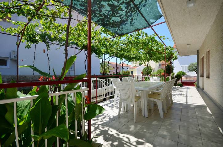 Gîte pour 9 personnes, avec terrasse à Vodice - 2