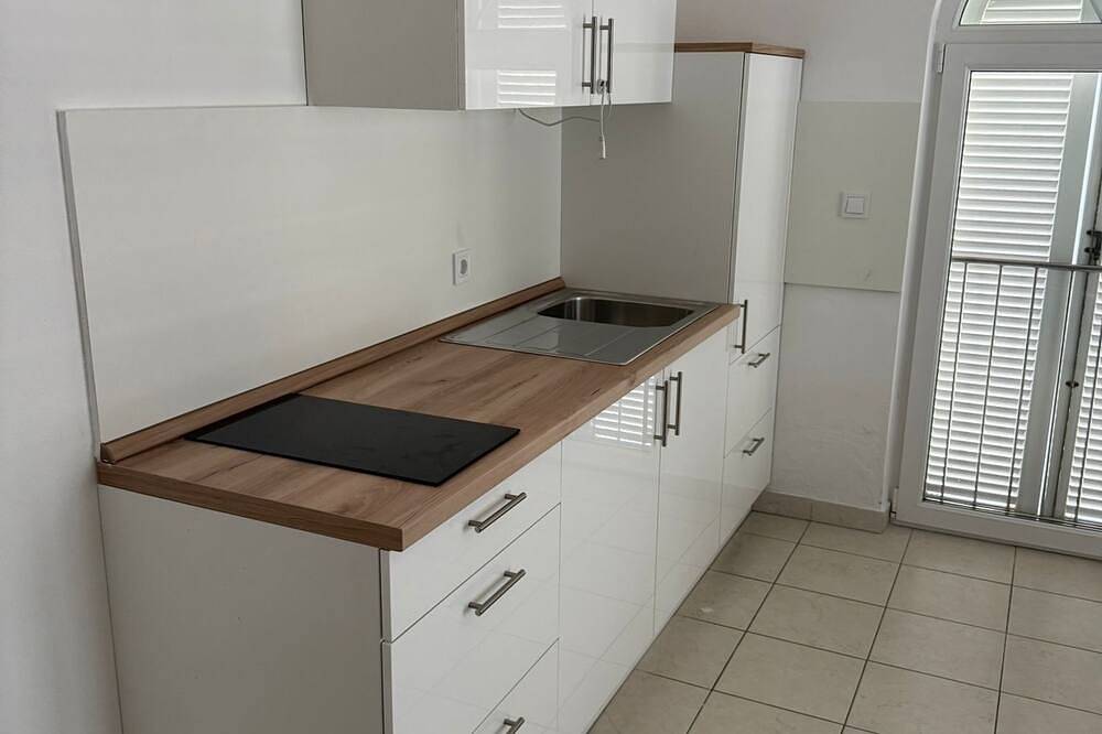 Ganze Wohnung, Appartement für 2-3 Personen mit tollem Meerblick und Nähe Strand in Njivice, Krk