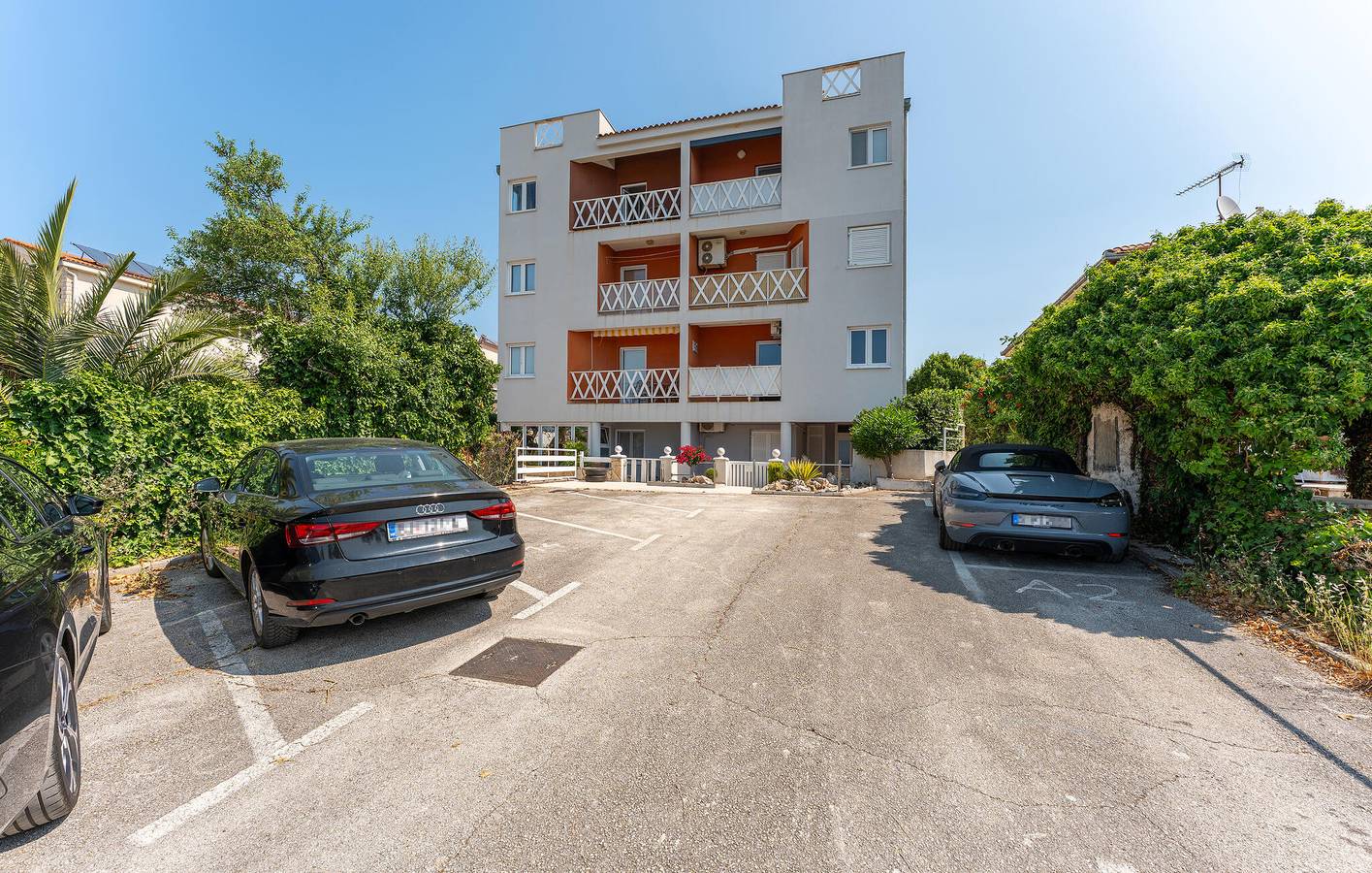 Ganze Ferienwohnung, Gemütliches Apartment mit Meerblick, Terrasse, WLAN und Parkplatz – 400 m vom Strand entfernt in Pakostane, Zadar