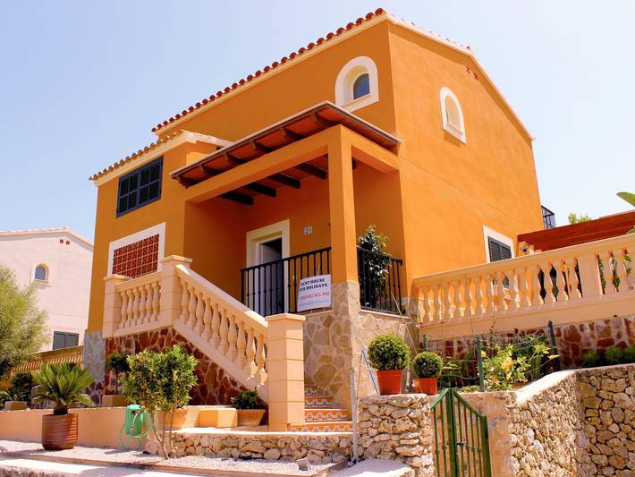 Villa pour 6 personnes, avec Balcon et Terrasse ainsi que Jardin et Piscine à Cala Romantica
