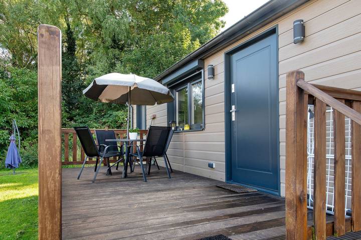 Hel ferielejlighed, Tiny Home 'Haus Barsch' with Lake View, Wi-Fi and Air Conditioning in Lohmen, Mecklenburgische Seenplatte