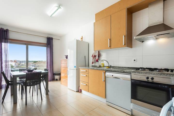 Entire apartment, 'Pérola Do Oeste' Apartment with Shared Pool, Wi-Fi, and Air Conditioning in Praia de São Martinho do Porto, São Martinho do Porto