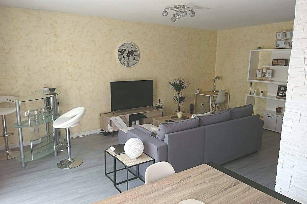 Entire apartment, Large apartment T2, quiet, near Lyon, balcony parking and transport in Saint-Priest, Rhône