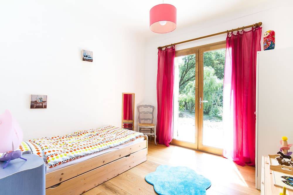 Charming Estate on 1Ha: 3 Houses, Heated 28 °C Pool, Spa, Ideal for Families in Roquefort-les-Pins, Cannes region