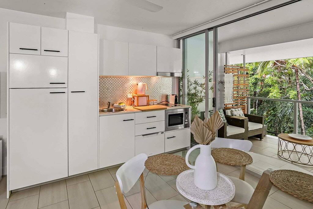 Ganze Wohnung, Stylish Tropical Escape in Palm Cove – Resort Condo with Balcony & Pool Views in Palm Cove, Cairns