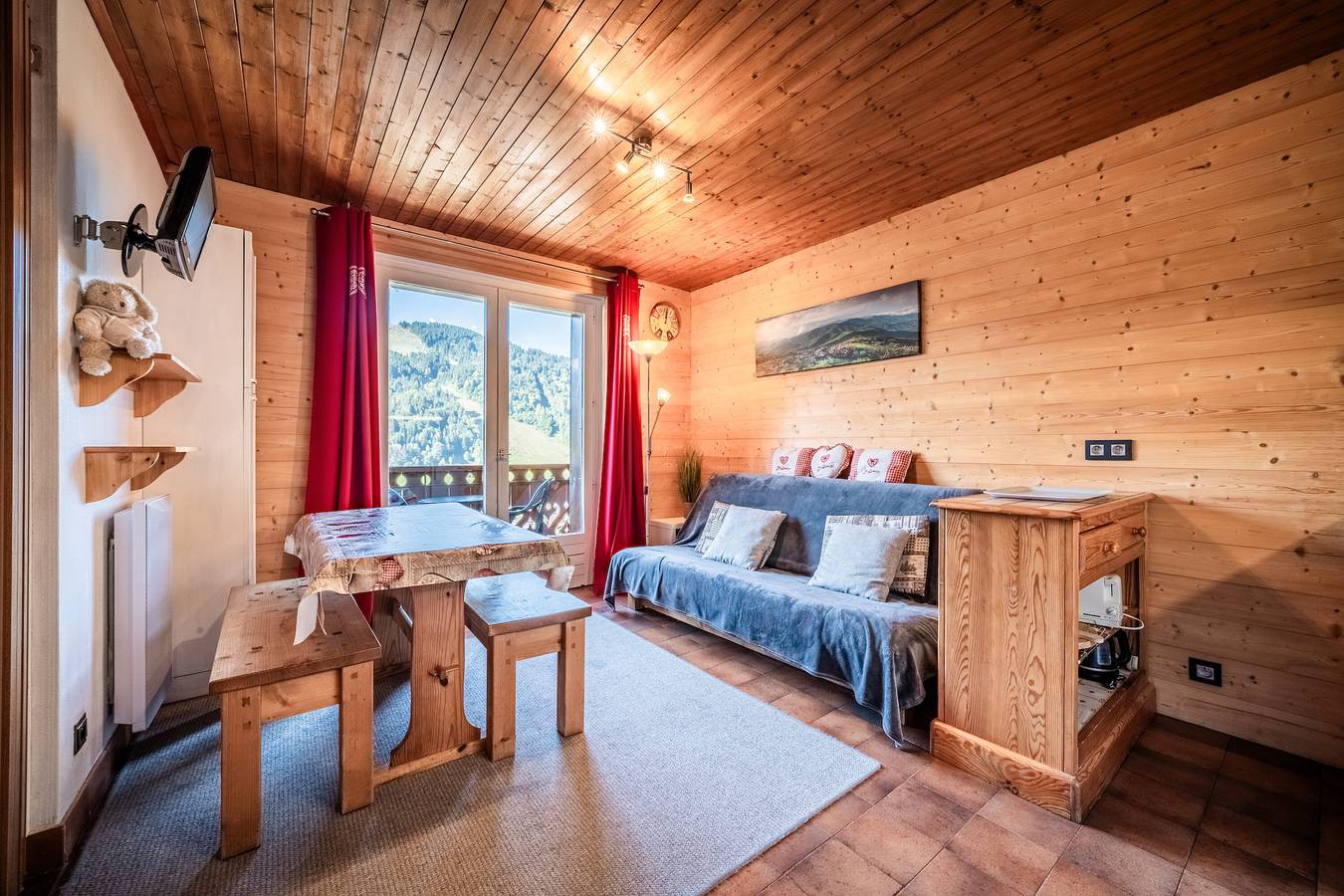 Appartement entier, Appartement 'Arnica' avec vue sur la montagne, balcon et Wi-Fi in Morzine, Les Portes du Soleil