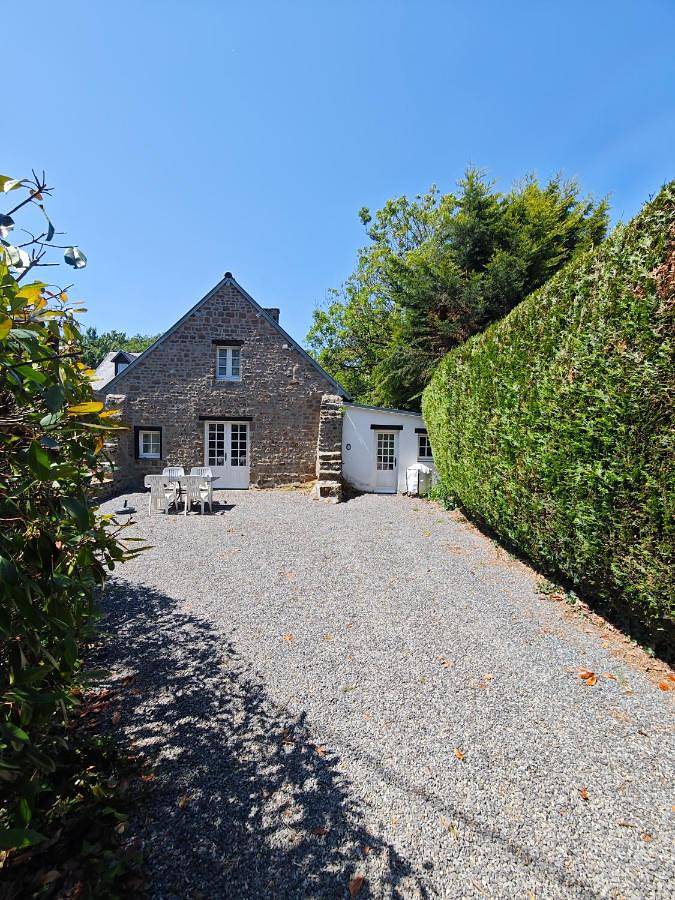 Location de vacances pour 2 personnes, avec vue et jardin à Champcervon