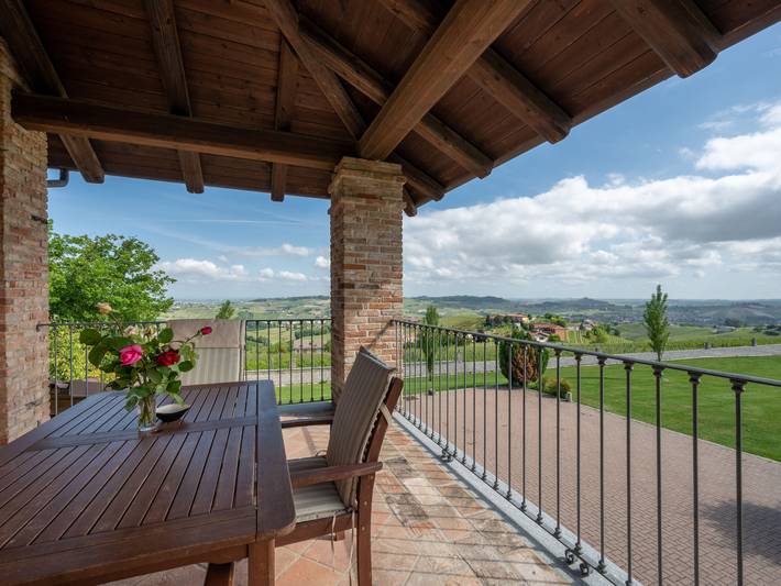 Casa vacanza per 4 persone, con terrazza e panorama nonché giardino in Langhe