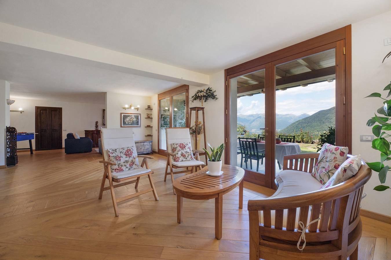 Ganze Wohnung, Ferienwohnung 'Villa Alessandra' mit Blick auf den Luganersee, Terrasse und Wi-Fi in Pellio Intelvi, Alta Valle Intelvi