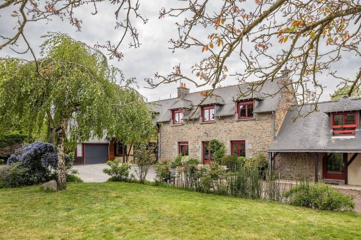 Location de vacances pour 15 personnes, avec Jacuzzi et Terrasse ainsi que Jardin et Piscine à Le Tronchet