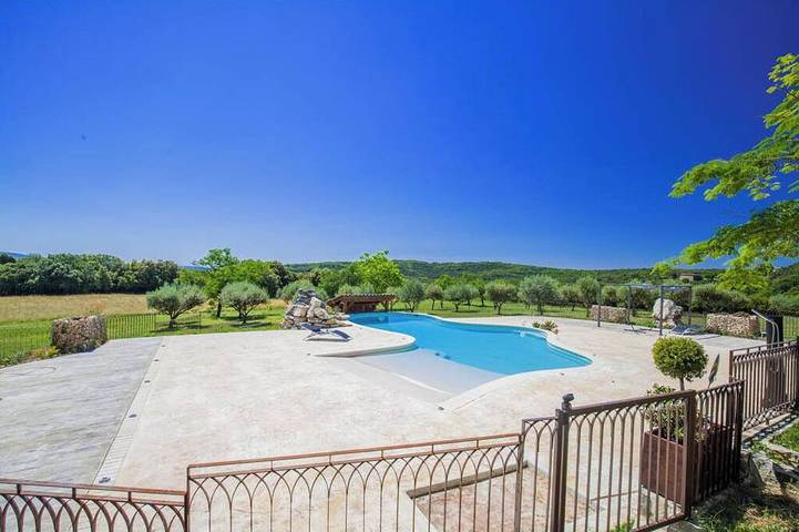 Location de vacances pour 3 personnes, avec jacuzzi et piscine à Rousson
