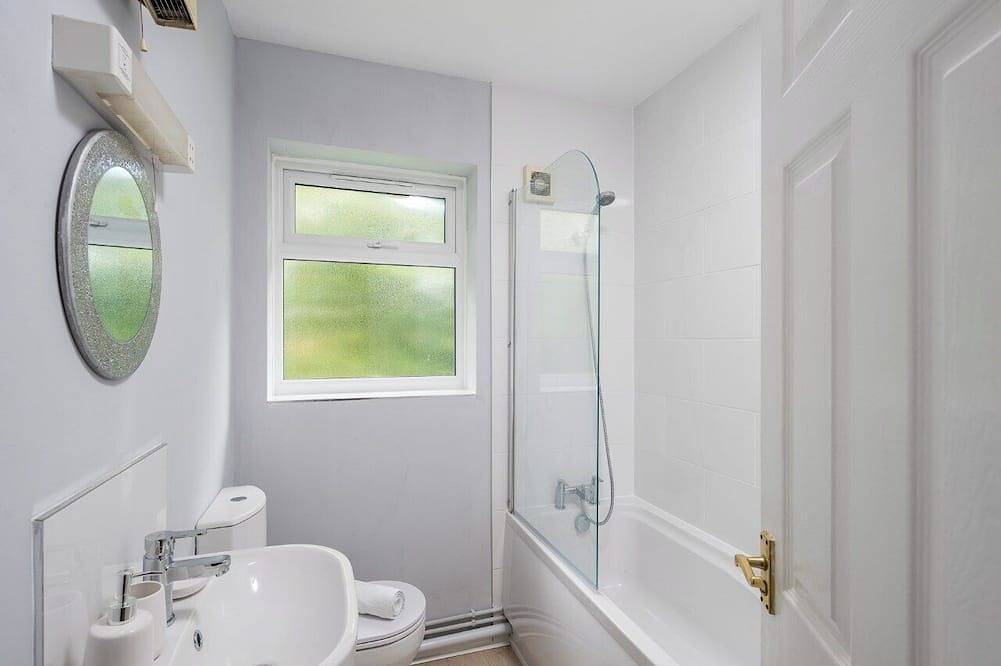 Entire apartment, Pet Friendly 1-Bedroom Corporate Apartment in Peaceful Crawley with Free Parking in Crawley, West Sussex