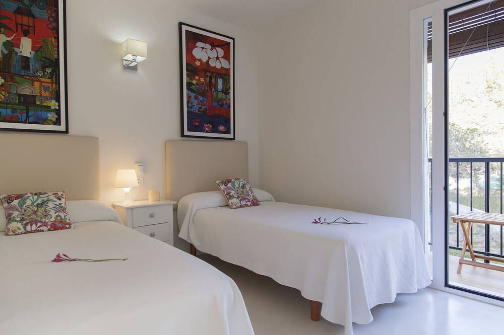 Entire apartment, Elegant, vistamar, sunset, beach walk . in Cala d'Hort, Sant Josep de sa Talaia