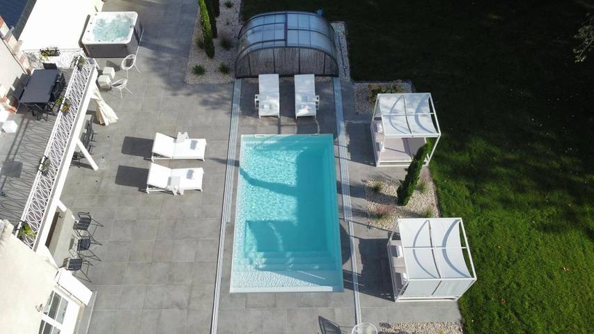 Chambre d’hôte pour 2 personnes, avec Terrasse et Jacuzzi ainsi que Jardin et Piscine