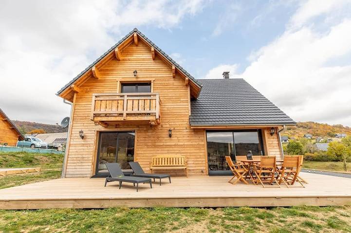 Gîte pour 7 personnes, avec sauna ainsi que jardin et balcon à Chambon-sur-Lac