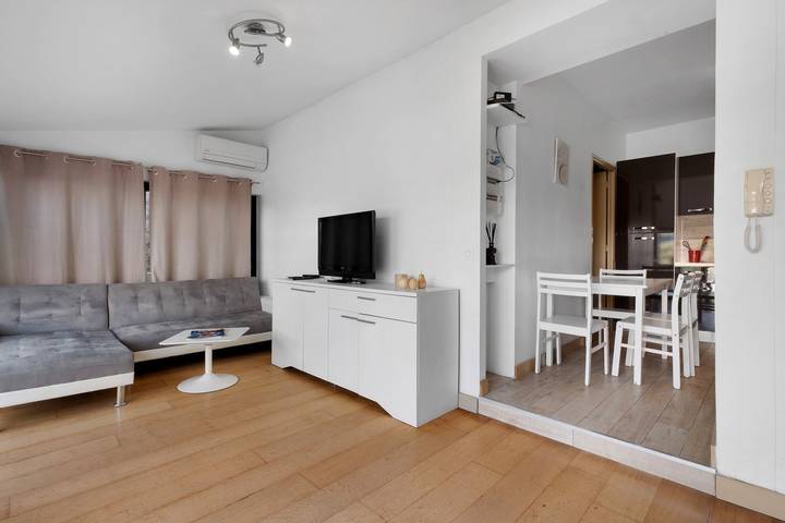 Entire apartment, Apartment 'Les Orangers' with Private Garden, Wi-Fi and Air Conditioning in Cannes La Bocca, Cannes
