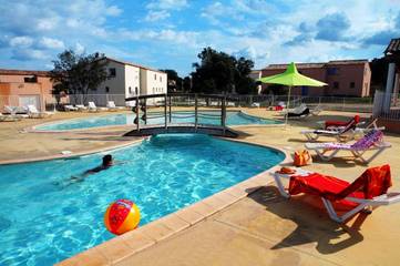 Parc de vacances pour 4 personnes, avec balcon ainsi que piscine et sauna à Sauve