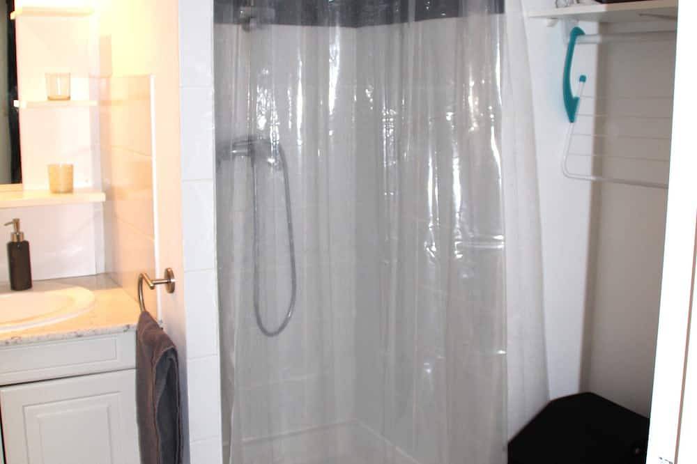 Entire apartment, Modern studio in quiet, secure downtown location in La Possession, La Réunion