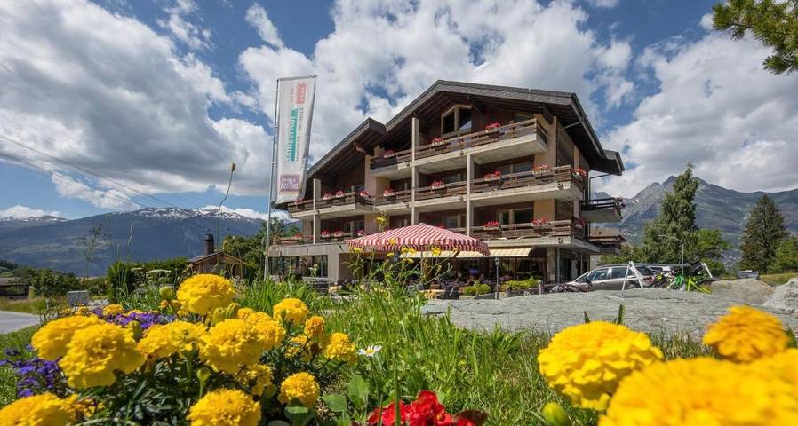 Hotel für 2 Personen, mit Balkon und Whirlpool sowie Terrasse und Garten in Unterbäch