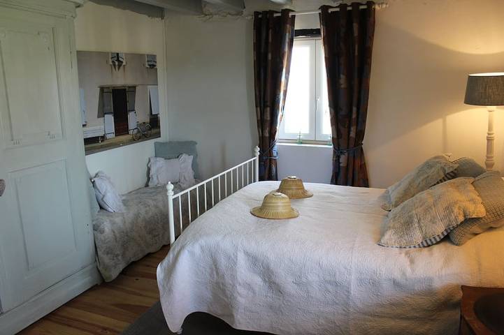 La Dependance ist ein geräumiges, freistehendes Luxus-Ferienhaus für 6 Personen in Youx, Puy-de-Dôme