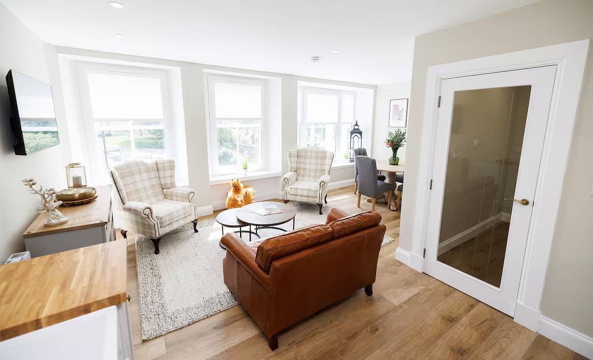Entire holiday apartment, Stylish 3-Bed Apartment in the Heritage Quarter in Dunfermline, Fife region