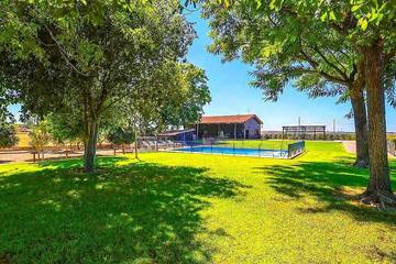 Casa rural para 9 personas, con vistas además de jardín y piscina en La Carlota