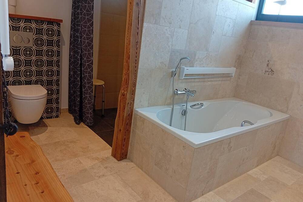 Ganze Wohnung, Ferienwohnung mit Terrasse für 6 Personen in Neunburg vorm Wald, Naturpark Oberpfälzer Wald