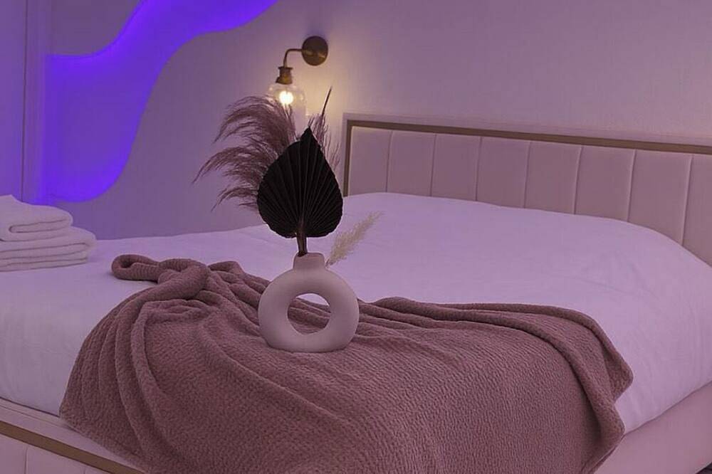 Appartement entier, The Floor - Suite Passion d'Or & jacuzzi privé in Coignières, Yvelines