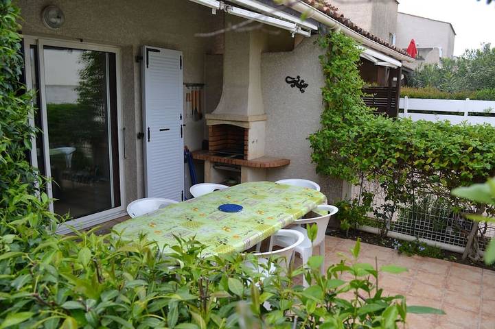 Location de vacances pour 8 personnes, avec jardin ainsi que terrasse et piscine, animaux acceptés dans Plage Rochelongue