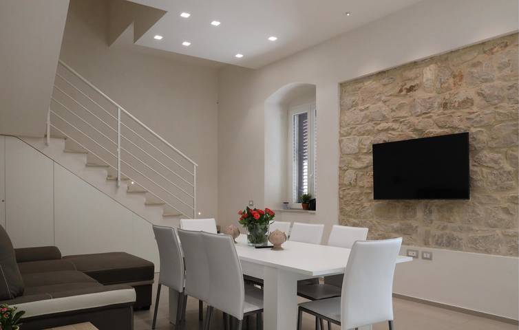 Cozy Apartment with Terrace 400m from Raganzino Beach in Pozzallo, Ragusa Province