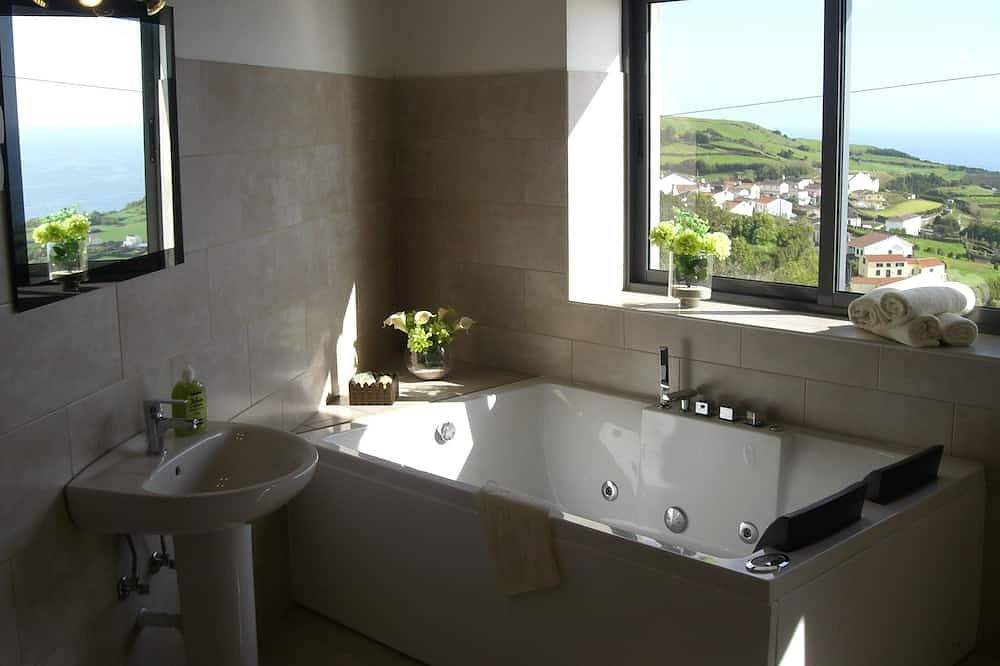 Neues saniertes Ferienhaus mit großer Wohnküche und gigantischer Aussicht in São Miguel Island, Nordeste