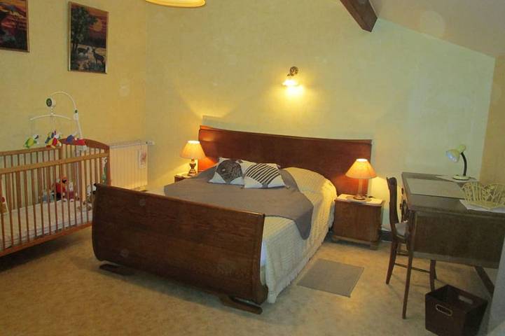 Encantadora Casa Rural: 3 Habitaciones, Terraza, Wifi, y Acepta Mascotas en la Bella Breheville in Verdún