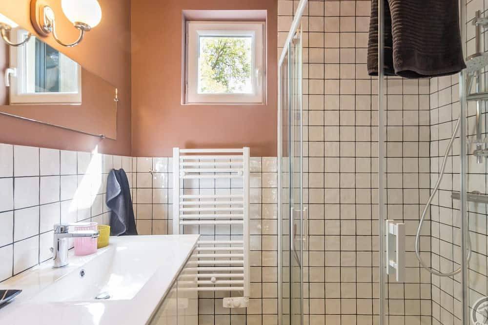 Appartement entier, Appartement au calme avec terrasse privée, parking et Wifi in Tourville-sur-Sienne, Région de Coutances