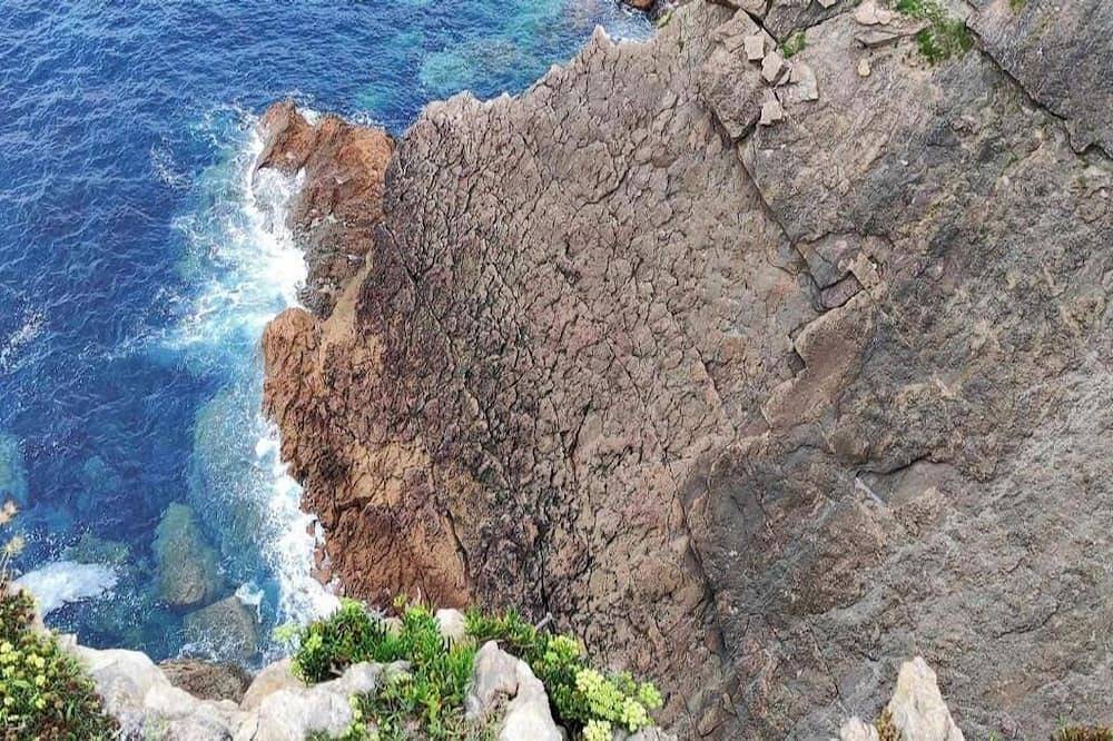 Find the north in the \"House of the good way\". in Alfoz de Lloredo, Cantabrian Coast