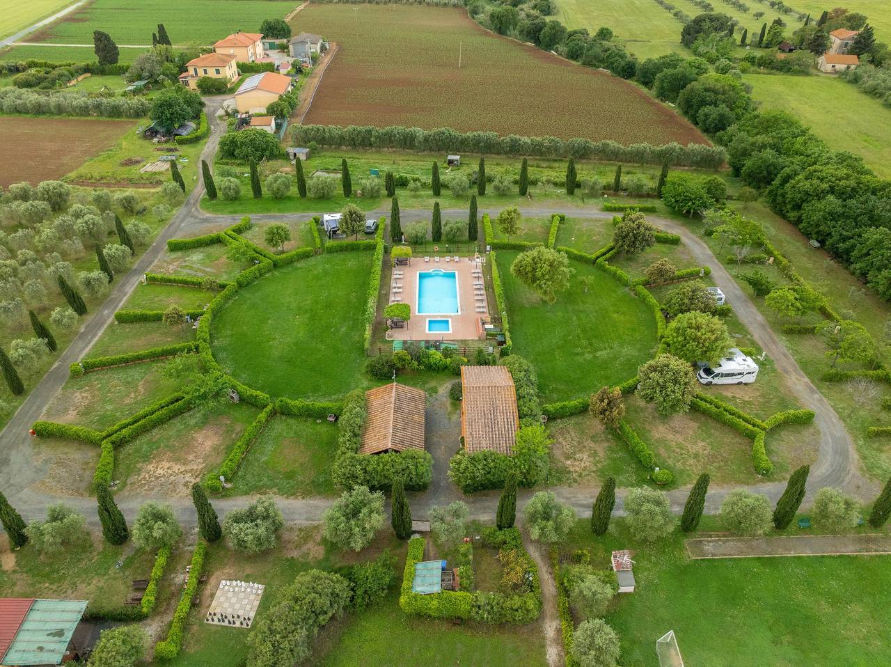 Bungalow 'Stella 2' con piscina condivisa, terrazza privata e aria condizionata in Bibbona, Costa degli Etruschi