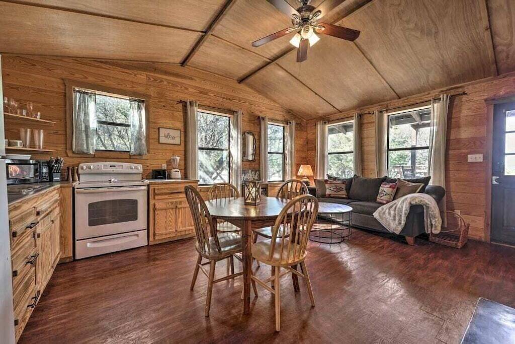 Log Cabin for 4 Guests in Wimberley, Hays County
