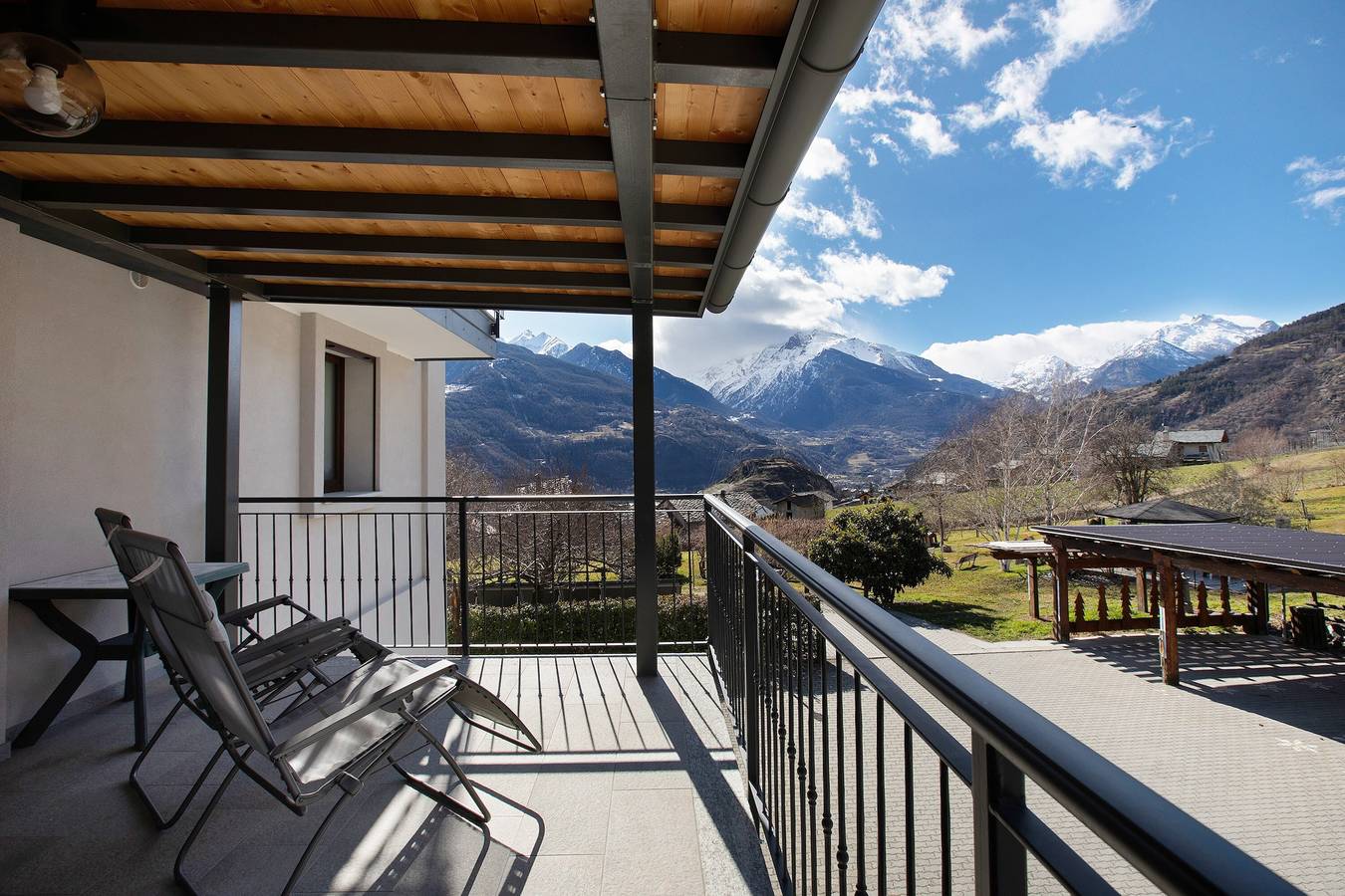 Entire studio, Studio 'A4 Piano Rialzato' with Mountain View, Private Terrace and Wi-Fi in Saint-Pierre (Aosta Valley), Comune di Saint-Pierre